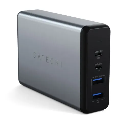 Satechi reiselader i grå metall, stående, med to USB-C PD-porter merket 90W/18W og to blåmerkede USB-A-porter på forsiden.