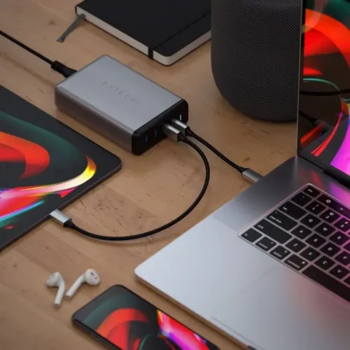 Satechi 108W Pro USB-C PD desktop lādētājs uz rakstāmgalda, kas lādē klēpjdatoru, tālruni un citas ierīces
