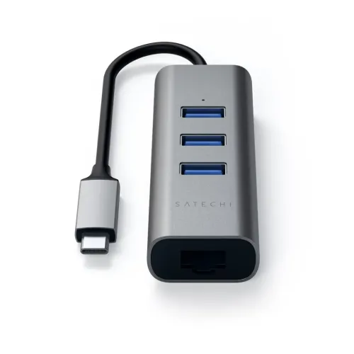 Satechi USB‑C aluminiumhubb i space grey med tre blå USB‑A-portar upptill, RJ45 i framkant och kort kabel med USB‑C-kontakt.