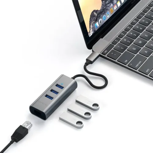 Satechi USB-C-aluminiumhubb med tre USB-portar och Ethernet, visas ansluten till en bärbar dator