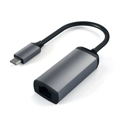 USB-C til Ethernet-adapter i romgrå aluminium med kort svart kabel, USB-C-kontakt og RJ45-port, mot en hvit bakgrunn