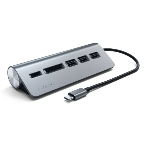 Satechi USB-C centrmezgls kosmosa pelēkā krāsā, ķīļveida, ar SD un microSD slotu, trim USB-A pieslēgvietām un kabeli ar USB-C savienotāju.