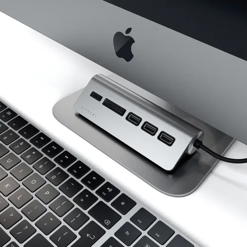 Satechi USB-C-hubb och kortläsare i aluminium med kortplatser och USB-portar, i silver