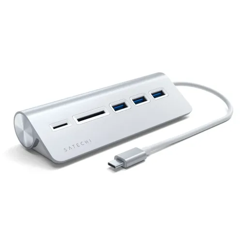 "Satechi" sidabrinės spalvos USB-C šakotuvas su kampuoto pleišto forma, trimis USB-A prievadais, SD ir microSD kortelių lizdais, fiksuotu USB-C kabeliu ir logotipu