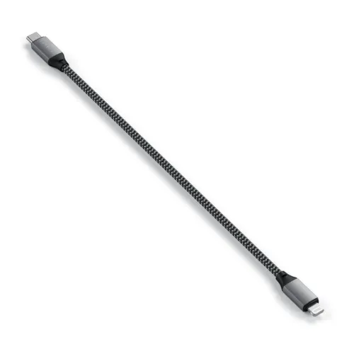 Satechi USB-C–Lightning-latauskaapeli punotulla mustalla muotoilulla valkoisella taustalla