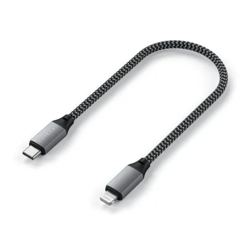 Satechi punottu USB-C–Lightning-latauskaapeli mustana ja harmaana metalliliittimillä