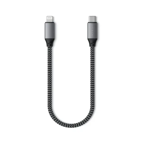 Flätad, kort kabel med Lightning-kontakt till vänster och USB‑C till höger, rymdgrå metallhöljen; Satechi-logga på USB‑C.