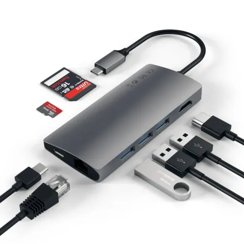 Rumgrå USB-C-hub med fast kabel, 3 USB-A-, HDMI-, Ethernet-, USB-C-, SD- og microSD-slots, omgivet af kabler og kort.