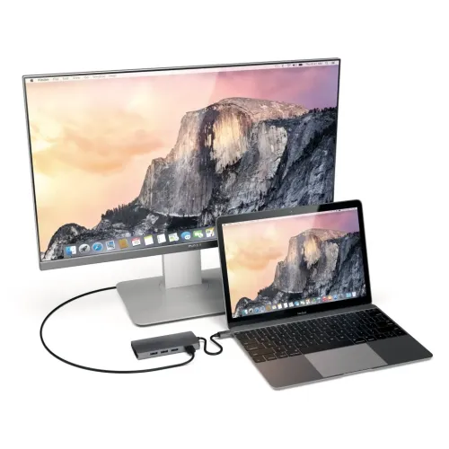 USB-C-multiportadapter i space grey med tre USB-A-porte, tilsluttet bærbar computer og ekstern skærm, der spejler det samme billede ved siden af.
