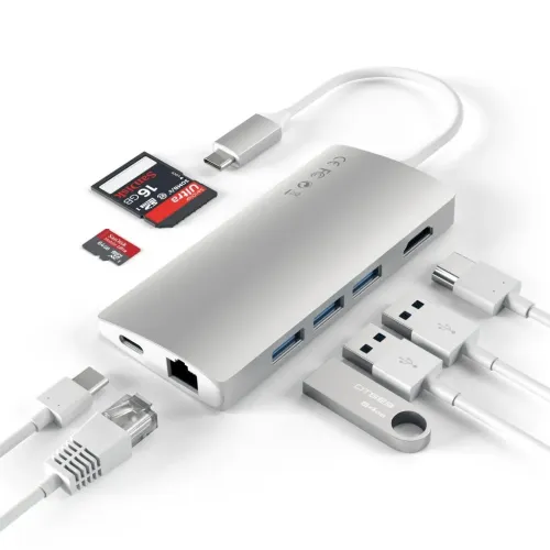 Satechi USB‑C multiportadapter i silver med tre USB‑A, HDMI, Ethernet samt SD/microSD, kablar och minneskort runtomkring.