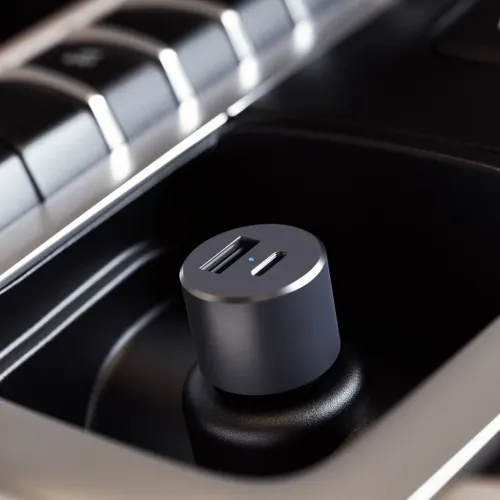 Satechi autolaadija USB-C ja USB-A portidega, kompaktne kosmosehalli värvi disain kahe seadme laadimiseks autos