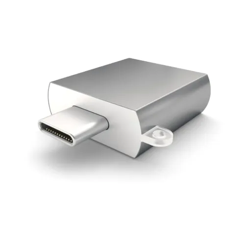 Kompakt USB-C-adapter i romgrått med USB-C-kran i nærbilde, rektangulært aluminiumshus og liten sløyfe på siden mot hvit bakgrunn.