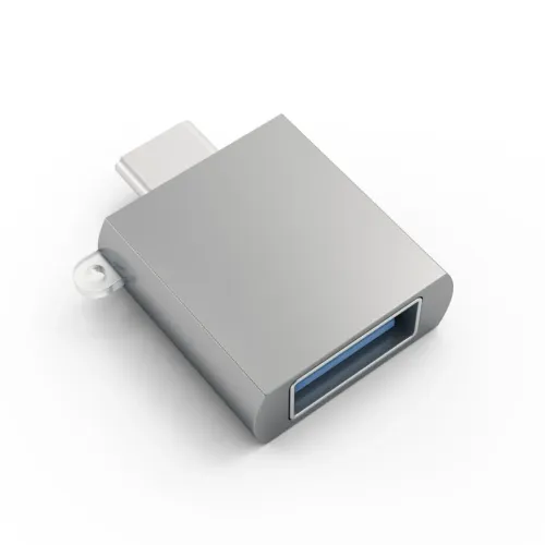 USB-C til USB-A-adapter i romgrå aluminium med USB-C-kontakt, USB-A-port med blå innsats og vinklet, lite sidefeste