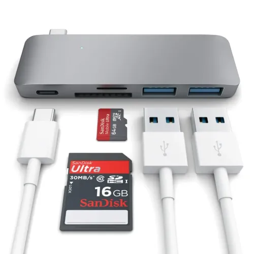 Satechi USB-C-Pass-Through-3-in-1-USB-Hub in Space Grau mit USB-A-Anschlüssen, Kartensteckplatz und USB-C-Stecker