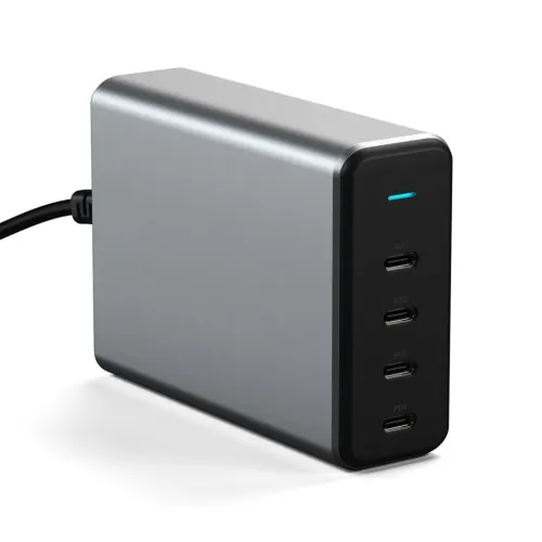 Satechi GaN PD-lader i space grey, rektangulær, står vertikalt med fire USB-C-porter på forsiden og et lite blått LED-lys.