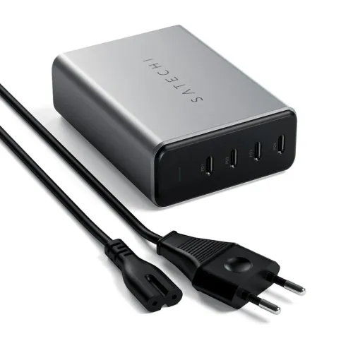 Romgrå Satechi GaN PD-lader i rektangulær form med fire USB-C-porter på forsiden og avtakbar strømledning med EU-kontakt.