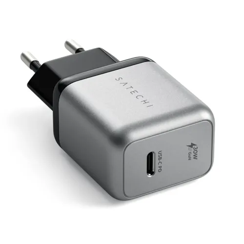 Satechi väggladdare i silvergrått aluminium, kompakt kubform med EU-kontakt, en USB‑C‑port märkt USB‑PD och 30W GaN-tryck.