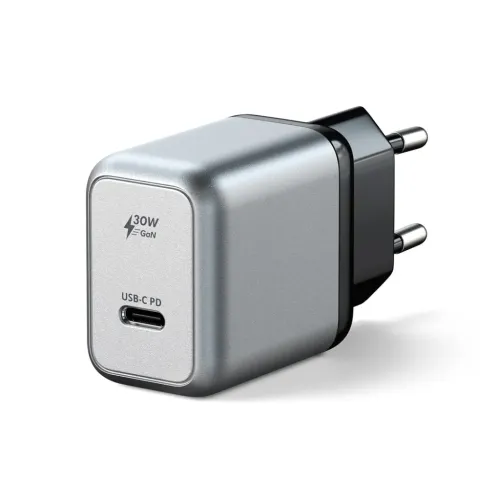 Satechi 30W USB‑C PD GaN väggladdare i silver, en USB‑C‑port på fronten och europeisk tvåstiftskontakt, visad i sned vinkel.