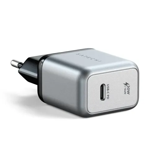 Satechi 30W USB-C PD GaN väggladdare i silverfärgad aluminium, EU-kontakt med två stift och en frontplacerad USB-C-port.