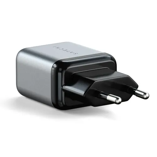 Satechi 30W USB-C PD GaN väggladdare med grått aluminiumhölje, kompakt form och svart EU-kontakt i plast med två rundstift.