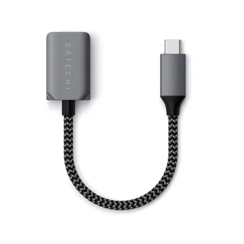 Satechi-adapterkabel med USB-C-stik og mørkegråt lille kabinet med logo, forbundet med et kort flettet sortgråt kabel.