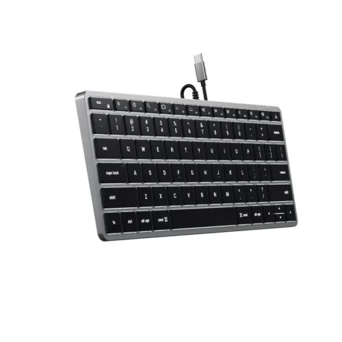Kompakt USB-C-tastatur i grå aluminium med svarte lavprofiltaster og amerikansk layout, kabel fra toppen, vist på skrå.