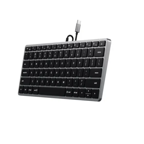 Satechi W1 USB-C-tastatur, kompakt med lav profil og svart/grå ramme, US-layout; fast USB-C-kabel synlig øverst i bildet.