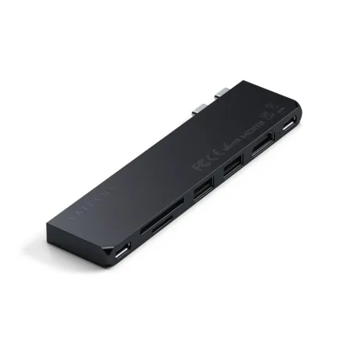 "Satechi USB-C Pro Hub Slim" vidurnaktį su dviem USB-C jungtimis, USB-C prievadu, SD / microSD, dviem USB-A ir plonu šoniniu profiliu.