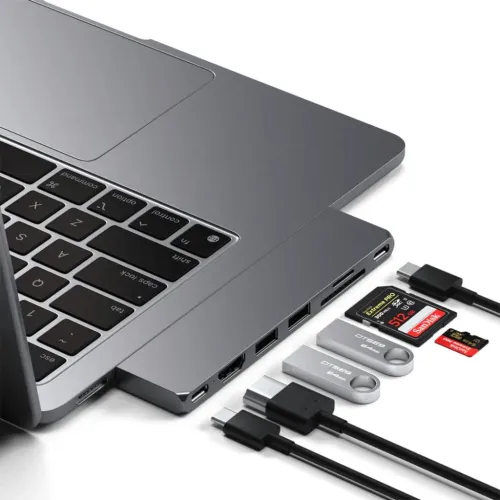Satechi USB-C Pro Hub Slim tilsluttet MacBook, viser HDMI, USB-C, to USB-A, SD- og microSD-slots i slank profil.