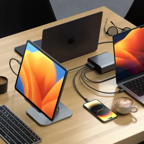 Rymdgrå Satechi USB‑C GaN-laddare i rektangulär design på skrivbord, med flera portar och kablar anslutna till enheter.
