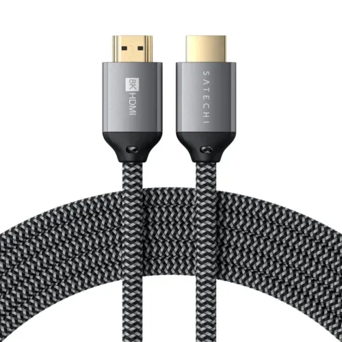 Satechi 8K HDMI-kabel med to gullbelagte HDMI-kontakter i grå kappe, merket 8K HDMI og SATECHI, på svartgrå flettet ledning.