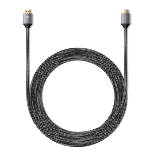 Flätad HDMI-kabel, svartgrå, liggande i cirkel lätt böjd med två raka hankontakter i grå höljen och guldfärgade kontakter.