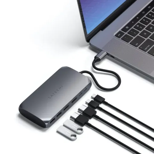 Satechi USB-C Multimedia Adapter M1 i rymdgrått med dubbla HDMI-portar, visad bredvid en bärbar dator och USB-C-kablar.