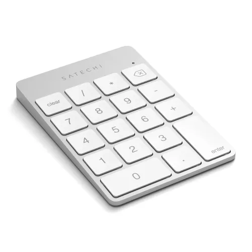 Satechi Slim Wireless Keypad i sølv, lav profil med hvite nummer- og funksjonstaster, LED-indikator øverst til høyre.