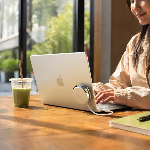 Am MacBook befestigter Satechi OntheGo 5-in-1 USB-C-Multiport-Adapter mit HDMI- und Ladekabel