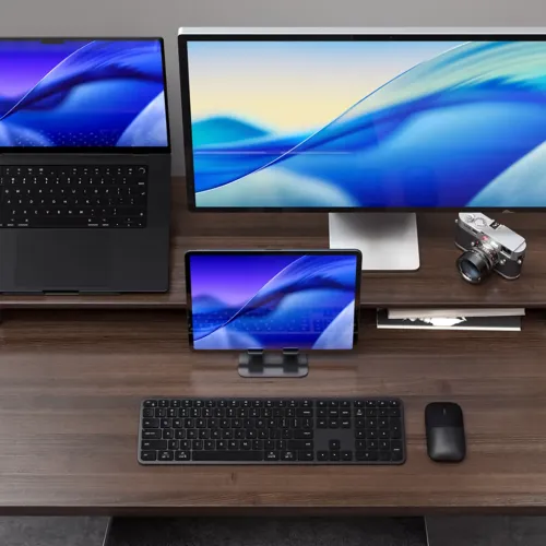 Satechi EX3 Slim bezvadu tastatūra melnā krāsā, pilna izmēra Nordic izkārtojumā ar cipartastatūru uz darba galda