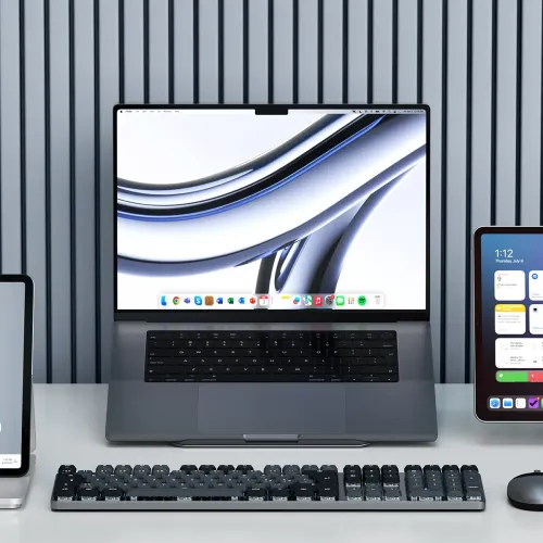 Satechi SM3 slim mekaaninen näppäimistö Nordic-asettelulla, kuvattuna työpöydällä kannettavan tietokoneen ja tablettien vieressä