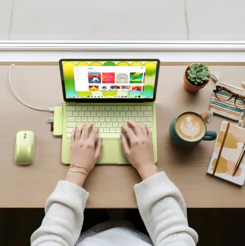 Satechi USB-C Snap Hub fäst på MacBook, som visar 6-i-1-portar med HDMI, SD-kortplats och USB-C-laddning