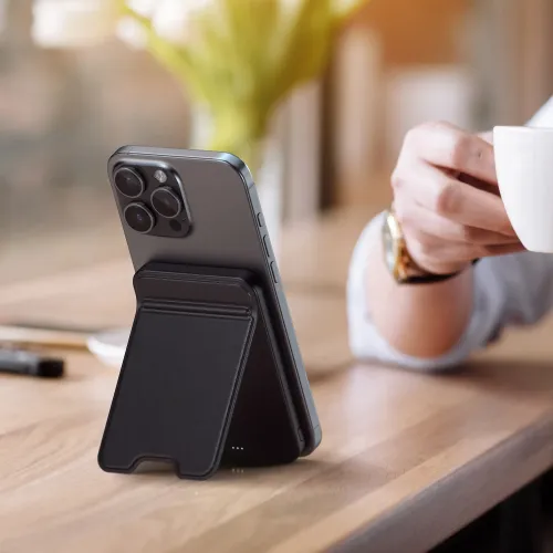 Satechi OntheGo Qi2 magnetiline akupank alusega, mis hoiab nutitelefoni püstiasendis