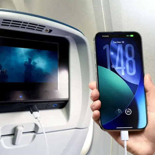 Satechi USB-A till USB-C-adapter ansluten till en smartphone i en uppsättning med skärm på ryggstödet i ett flygplansäte