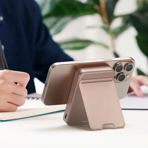 Satechi OntheGo Qi2 magnetisk powerbank med stativ, festet til en smarttelefon for trådløs lading