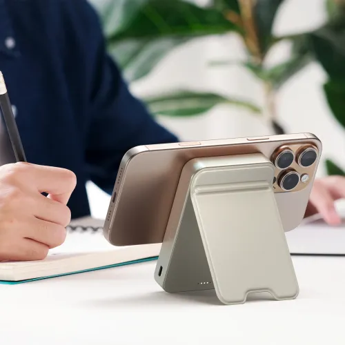 Satechi OntheGo Qi2 magnetisk powerbank-stander, der holder en smartphone i liggende format på et skrivebord