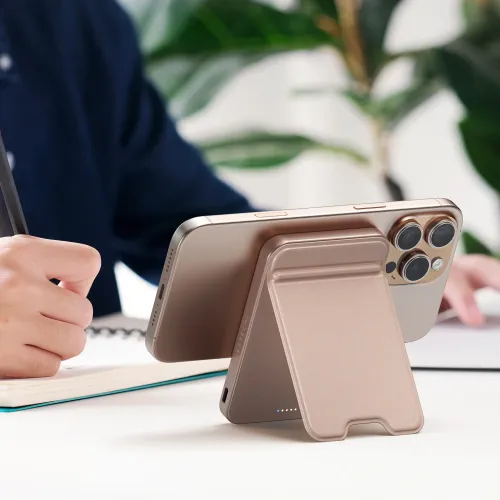 Satechi OntheGo Qi2 magnetisk powerbank-stativ festet til smarttelefon for trådløs lading og håndfri visning