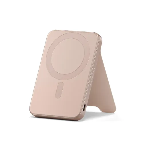 Roségullfarget magnetisk powerbank med sirkulært lademønster, oppadvendt stativ, SATECHI-trykk på kanten og USB-C-port.
