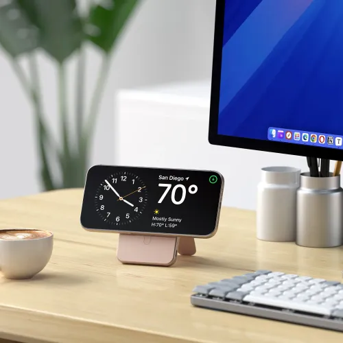 Satechi Qi2 magnetisk powerbank med justerbart stativ i Desert Rose holder en liggende telefon; slank rektangel på skrivebordet