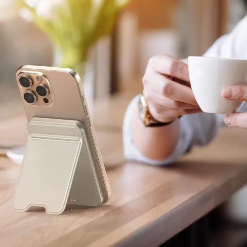 Satechi OntheGo Qi2 magnetilise akupangaga alus hoiab nutitelefoni laual püstiasendis