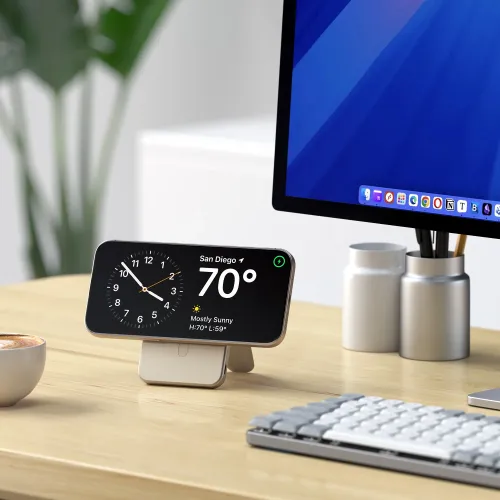 Satechi Qi2 5K magnetisk powerbank med innebygd lite stativ i sandfarge på skrivebordet, holder en smarttelefon i horisontal posisjon.