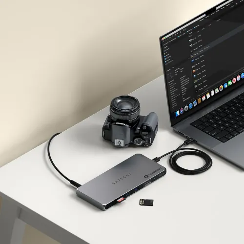 Satechi Thunderbolt 4-dokkingstasjon med flere porter, koblet til en bærbar PC på et skrivebord