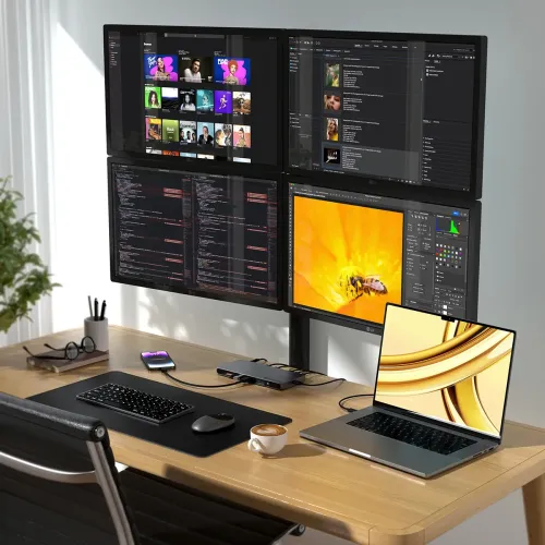 Satechi Thunderbolt 4-dockingstation tilsluttet en bærbar computer og fire eksterne skærme på et skrivebord