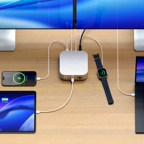 Satechi Thunderbolt 5 CubeDock, hopeanvärinen pöytätelakka, johon on liitetty laitteita ja kaapeleita, puupöydällä